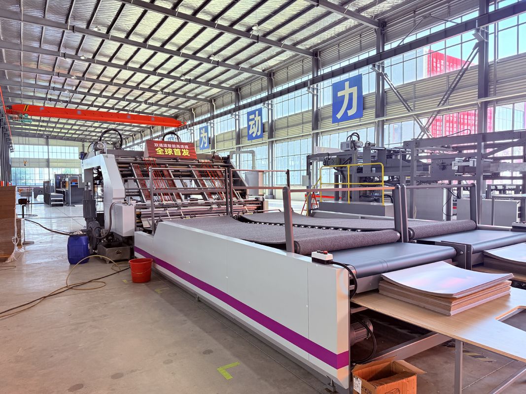 রিমোট সিস্টেম অপশনাল ফ্লুট ল্যামিনেটর মেশিন কাস্টমাইজযোগ্য আকার 8800 2350 1700 মিমি সামঞ্জস্যপূর্ণ এবং ল্যামিনেশন ফলাফলের জন্য সমাধান